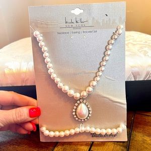 🌟New🌟Pretty Faux Pearl Necklace and bracelet only